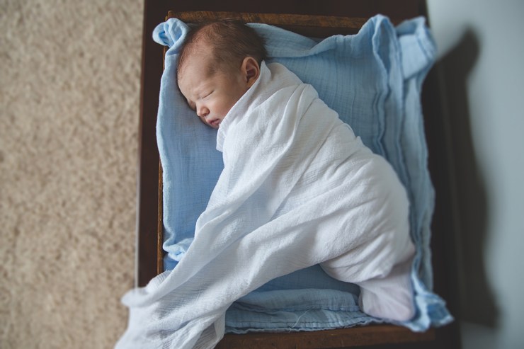 Milwaukee lifestyle newborn family photography